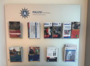 Infomaterial bei der Polizei Hamburg